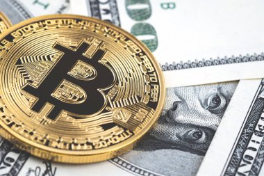 Altın bitcoin sikkeleri üzerinde yüz kadar bize dolar faturaları arka plan kapatın. Cryptocurrency, yeni dijital para, Bitcoin Satım para banknot ve kabul edilen ödeme, finans ve teknoloji kavramı.