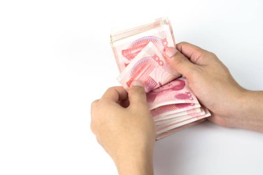 Yüz Çin yuan para faturaları beyaz arka plan üzerinde sayma iş adamı. Döviz Alım Satım kavramında 100 yuan banknotlar holding eller.