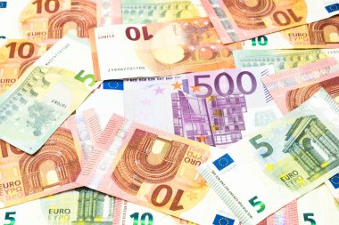Beş yüz euro fatura beş ile on Euro banknot arka plan yığını.