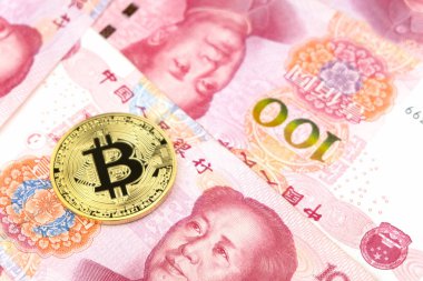 Altın bitcoin yüz Çin yuan banknotların arka plan yığını üzerinde. Cryptocurrency, dijital para yuan para faturaları ile.