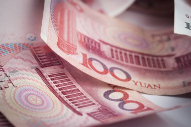 Closeup Çin yuan faturaları masada. Yuan Çin, seçici odak birimidir yüz Çin yuan banknot para arka plan sesi için yığını üzerinde.