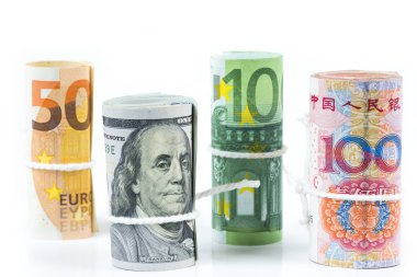 Para birimleri ve Döviz trading kavramları. Çeşitli para birimleri bize dolar, Euro ve Çin yuan banknotlar beyaz rulo beyaz arka plan üzerinde izole bant ip.