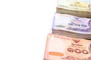 Beyaz arka plan kullanım için para arka plan kavramı, Tay Döviz Alım Lirası üstünde beyaz arka plan kopya alanı ile çeşitli Tay para yığını.
