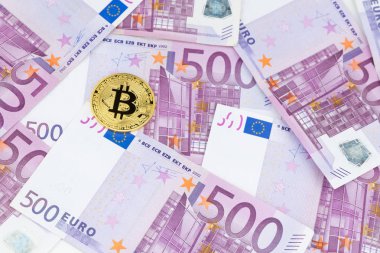 Beş yüz euro banknot arka plan yığını üzerinde altın bitcoin. Cryptocurrency, euro para faturaları ile dijital para. Bitcoin Satım ve ödeme, finans ve teknoloji kavramı kabul.