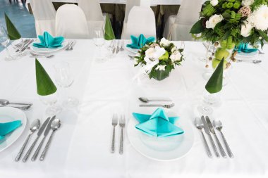 Beyaz tabak yemek, Festival olay ya da düğün için tablo ayarı güzel çiçekler ve renk peçete ile yerleştirilen.