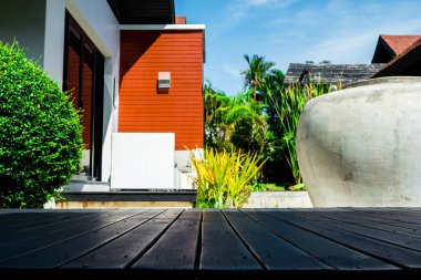 Perspektif siyah tablo üst ahşap ya da siyah geçit ahşap ürün için modern bahçe arka plan şablonu görüntülemek.