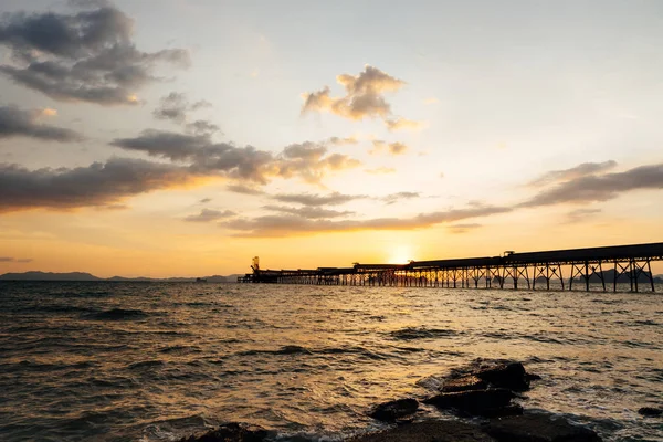 Schöne Strahlende Sonnenuntergang Strandlandschaft Tropischen Meer Und Holzbrücke Über Orangefarbenem — Stockfoto
