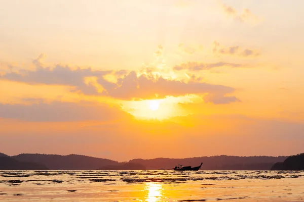 Beautiful Summer Sunset Sea Sunbeam Clouds Mountain Fishing Boat Calm — Stock Photo, Image