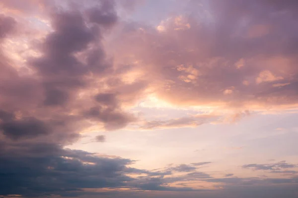 乌云密布的背景下 Stroms 与美丽的黄昏 — 图库照片