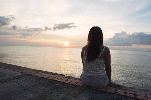 Silhouette Jeune Femme Assise Seule Sur Dos Plein Air Plage — Photo