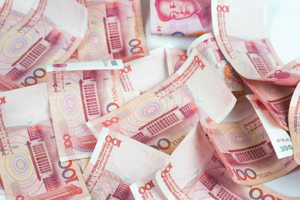 在桌上特写中国元钞票 人民币是中国的货币 有选择地专注于100元人民币纸币的色调背景 — 图库照片
