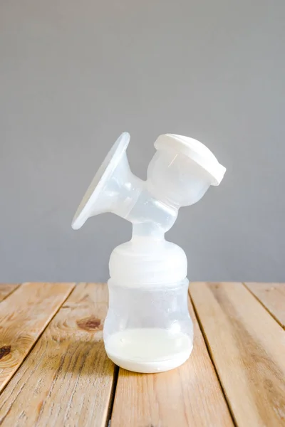 Бутылка Автоматического Сцеживания Грудного Молока Материнским Молоком Малыша Деревянном Столе — стоковое фото