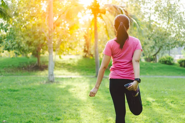 Jovem Corredor Mulher Fitness Esticando Pernas Antes Correr Treino Parque — Fotografia de Stock