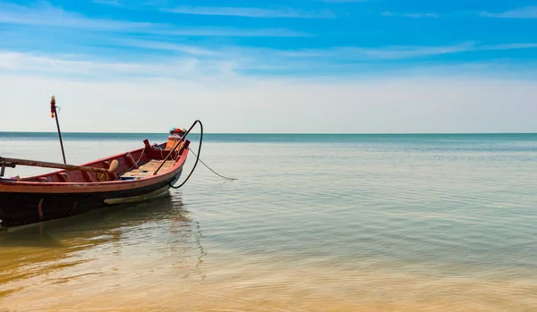 Tropische Zeegezicht Met Houten Vissersboot Blauwe Hemel Zee Strand Met — Stockfoto