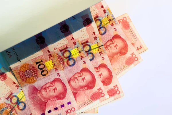 Πλαστών Δολαρίων Νόμισμα Έλεγχος Εκατό Κινέζικο Γιουάν Τραπεζογραμμάτια Υπεριώδες Φως — Φωτογραφία Αρχείου