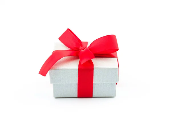 Confezione Regalo Bianca Con Fiocco Nastro Rosso Isolato Sfondo Bianco — Foto Stock