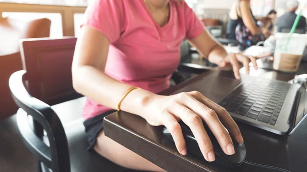 Κοντινό Πλάνο Γυναίκα Freelance Χέρι Δουλεύει Laptop Φλιτζάνι Καφέ Στο — Φωτογραφία Αρχείου