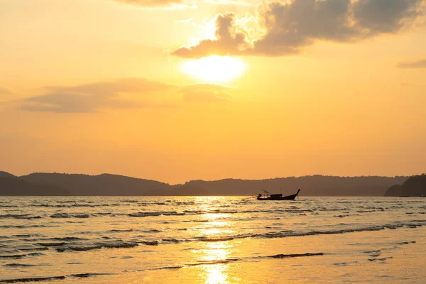 Beautiful Summer Sunset Sea Sunbeam Clouds Mountain Fishing Boat Calm — Stock Photo, Image