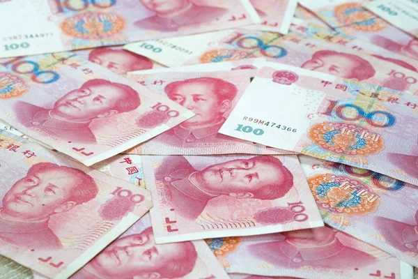 Stapel Von Vielen Hundert Chinesischen Yuan Banknoten Auf Dem Tisch — Stockfoto