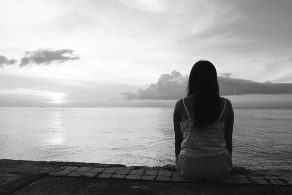 Silhouette Beautiful Woman Sitting Alone Back Side Outdoor Tropical Island — Stock Photo, Image