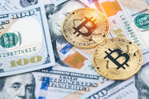 Gouden Bitcoin Munten Honderd Ons Dollar Bills Achtergrond Cryptocurrency Nieuwe — Stockfoto