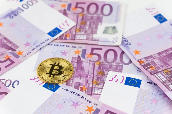 Beş yüz euro banknot arka plan yığını üzerinde altın bitcoin. Cryptocurrency, euro para faturaları ile dijital para. Bitcoin Satım ve ödeme, finans ve teknoloji kavramı kabul.