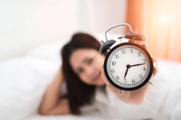 Close Despertador Ter Bom Dia Com Jovem Mulher Asiática Feliz — Fotografia de Stock