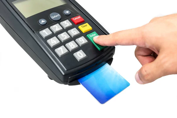 男ハンドプレスがモノやサービスをクリッピング パスと白い背景で隔離のための支払いを行うクレジット カードのマシンでボタンを押してください — ストック写真