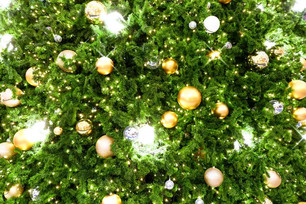 Árvore Natal Decorada Com Ouro Natal Bola Prata Pendurada Árvore — Fotografia de Stock
