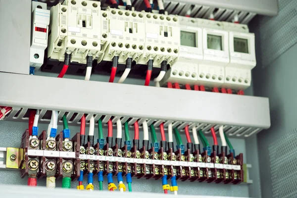 Elektrik kutusu doku ve arka plan. Elektrik kontrol paneli ile birçok terminalleri, teller, sigortalar, kontaktörler, raylar, alçak gerilim ölçerler, akım transformatörleri, röleleri ve diğer elektrik donatımı. 