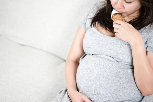 Jovem Grávida Feliz Gosta Comer Sorvete Sofá Casa Comer Mal — Fotografia de Stock