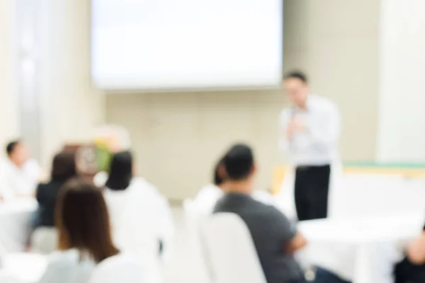 İş adamları grubunun arka plan bulanık seminer ve eğitim satış skils geliştirmek ve toplantı salonu oteller hedeflere ulaşmak planlama çalışması için iş var. 