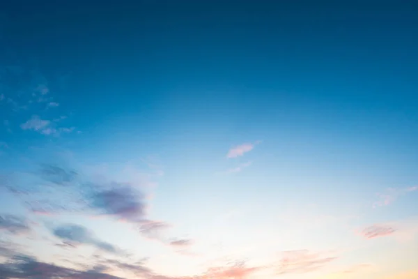 黄昏时分的夜空五彩缤纷 天空中乌云密布的天空背景 — 图库照片