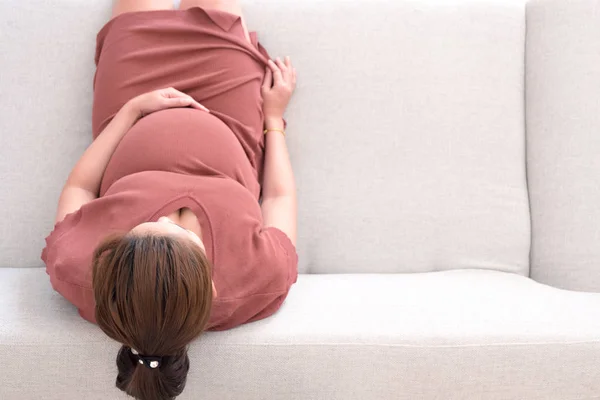 Jonge Mooie Zwangere Vrouw Zittend Grijze Bank Hand Met Haar — Stockfoto