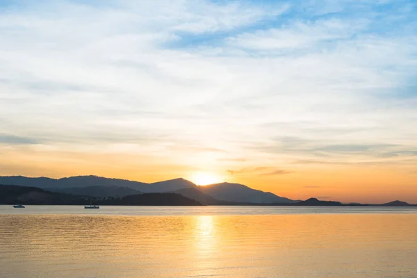 Wunderschöner Sonnenaufgang Und Sonnenuntergang Mit Blauen Wolken Über Dem Horizont — Stockfoto