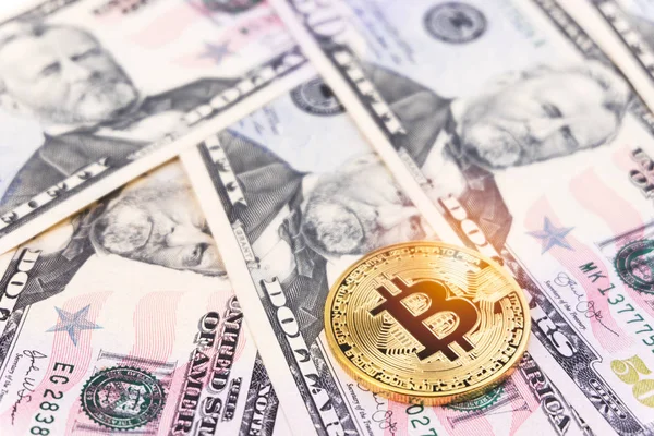 Gouden Bitcoin Munt Vijftig Amerikaanse Dollar Geld Rekeningen Achtergrond Cryptocurrency — Stockfoto