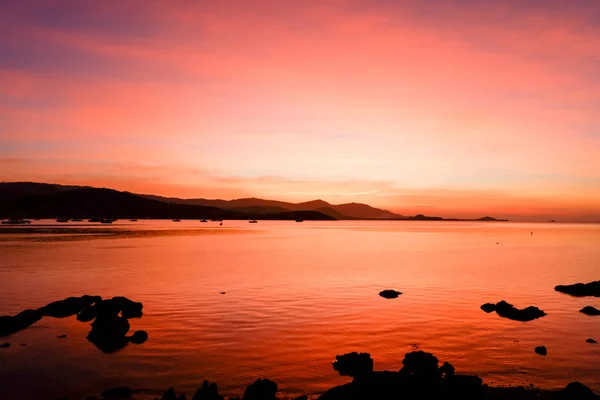 Schöne Gleißende Sonnenuntergangslandschaft Schwarzen Meer Und Berg Über Dem Orangefarbenen — Stockfoto
