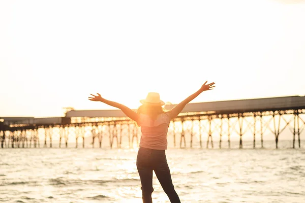 Glückliche Frau Mit Erhobenen Händen Sonnenuntergang Strand Sommer Mit Holzbrücke — Stockfoto