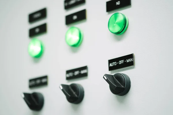 Elektrik panoları düğmeleri ve elektrik sistemi durumu görüntüsünü içerir. Yeşil ışık düğmeleri.