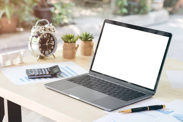 Blank Vit Laptop Skärm Uppvisning Träbord Med Affärsdokument Penna Miniräknare — Stockfoto