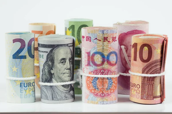 Para birimleri ve Döviz trading kavramları. Çeşitli para birimleri bize dolar, Euro ve Çin yuan banknotlar beyaz rulo beyaz arka plan üzerinde izole bant ip.