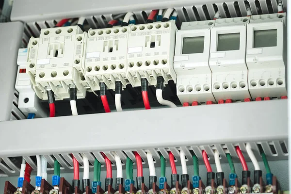 电箱材质和背景 电气控制面板 具有许多端子 保险丝 接触器 低压仪表 电流互感器 继电器等电气设备 — 图库照片