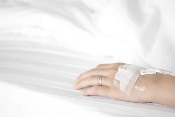 Χέρι Του Ασθενούς Παντρεμένη Γυναίκα Που Λαμβάνει Αλατούχο Διάλυμα Ενδοφλέβια — Φωτογραφία Αρχείου
