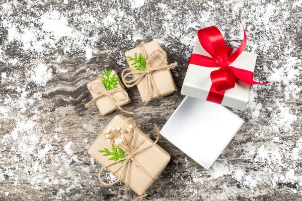 Regalo Bianco Aperto Bianco Con Fiocco Nastro Rosso Sfondo Legno — Foto Stock