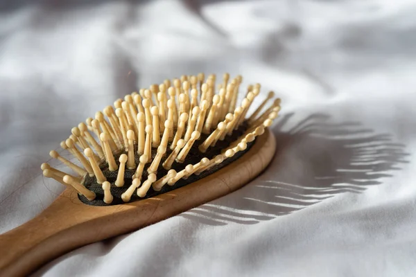 Haarausfall Haarausfall Hölzerner Brauner Kamm Mit Haarausfall Auf Weißem Bettbezug — Stockfoto