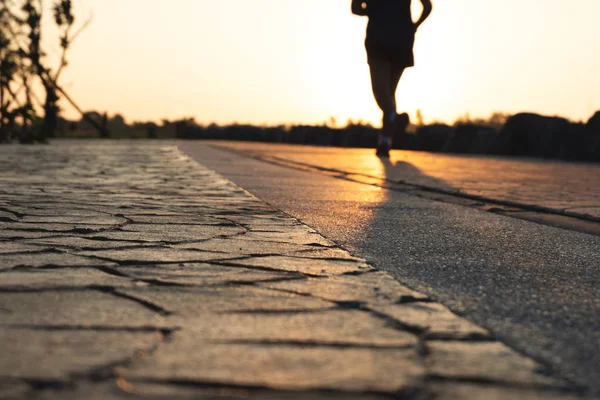 Silhueta Jovem Corredor Corre Parque Pôr Sol Noite Pessoas Andando — Fotografia de Stock