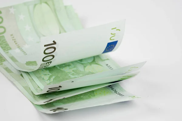 一堆100欧元纸币被隔离在白色背景上 一叠欧元钞票用于货币背景和金融概念 — 图库照片