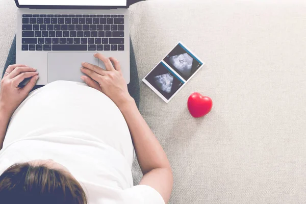 Młoda Piękna Kobieta Ciąży Pomocą Pusty Biały Ekran Laptopa Szary — Zdjęcie stockowe