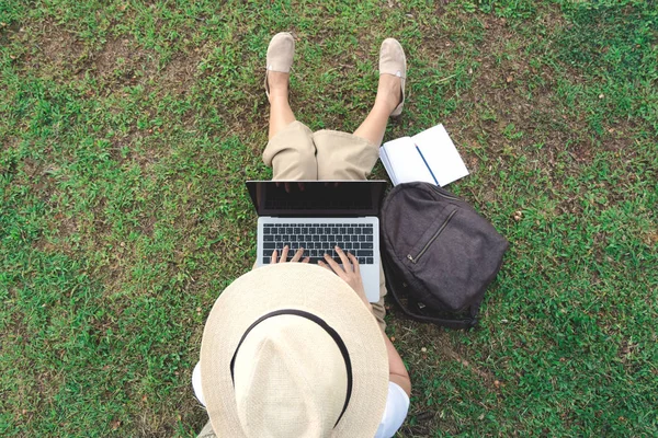 Widok Góry Freelancer Młode Kobiety Pomocą Laptopa Ogrodzie Pustego Ekranu — Zdjęcie stockowe