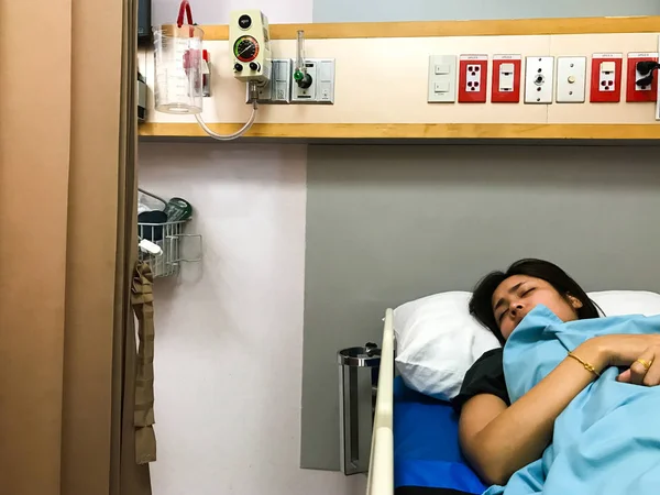 Азиатская Пациентка Болью Лежит Больничной Койке Ждет Встречи Врачом Проверить — стоковое фото